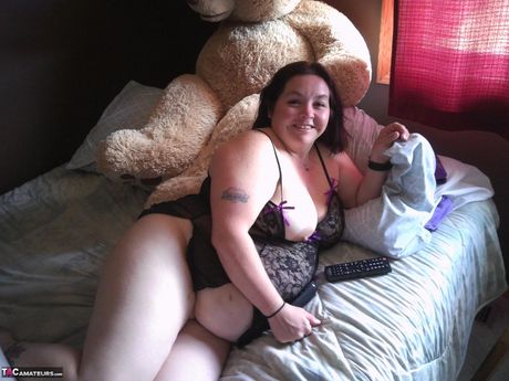 Ødelæggende amerikansk cougar sexet ne bbw viser sine store bryster og spreder sine fisselæber