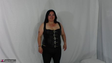 かなりアメリカのママセクシーなNe Bbwは、おもちゃで遊ぶ前に彼女の大きなラックとお尻を見せます