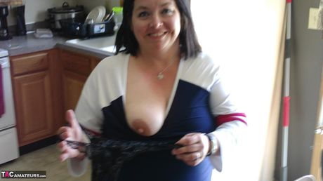 巨乳のアメリカ人ママセクシーなNe BBWはソロで彼女の大きな胸とお尻を披露します