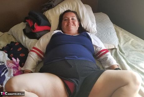 巨乳のアメリカ人ママセクシーなNe BBWはソロで彼女の大きな胸とお尻を披露します