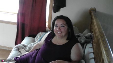 ゴージャスなママのセクシーなNe Bbwは、トリミングされた猫をディルドでおもちゃにします