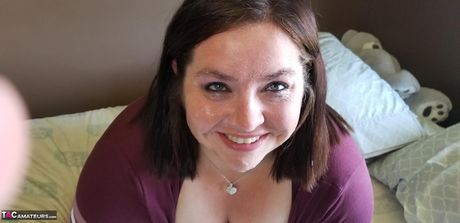 ゴージャスなママのセクシーなNe Bbwは、トリミングされた猫をディルドでおもちゃにします