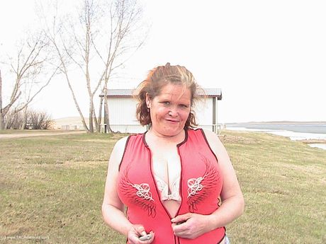 成熟的 Misha Milf 脫光衣服，露出她的大胸部和剃光的陰部