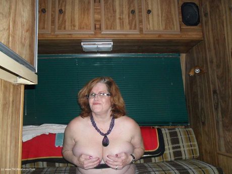 成熟したカナダ人女性ミシャ・ミルフは、彼女のオマンコを弄ぶ前にランジェリーを脱ぎ捨てる