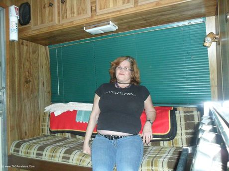 成熟したカナダ人女性ミシャ・ミルフは、彼女のオマンコを弄ぶ前にランジェリーを脱ぎ捨てる