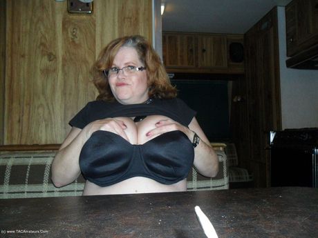 成熟したカナダ人女性ミシャ・ミルフは、彼女のオマンコを弄ぶ前にランジェリーを脱ぎ捨てる