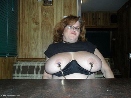 成熟したカナダ人女性ミシャ・ミルフは、彼女のオマンコを弄ぶ前にランジェリーを脱ぎ捨てる