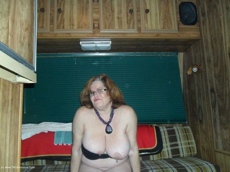 成熟したカナダ人女性ミシャ・ミルフは、彼女のオマンコを弄ぶ前にランジェリーを脱ぎ捨てる