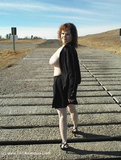 ミーシャ・ミルフは屋外で裸になるのが大好きなホットなママです