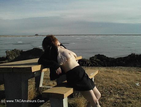 ミーシャ・ミルフは屋外で裸になるのが大好きなホットなママです