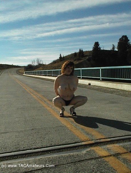 ミーシャ・ミルフは屋外で裸になるのが大好きなホットなママです