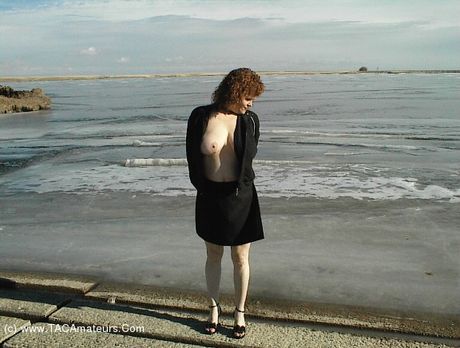 ミーシャ・ミルフは屋外で裸になるのが大好きなホットなママです