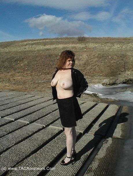 ミーシャ・ミルフは屋外で裸になるのが大好きなホットなママです