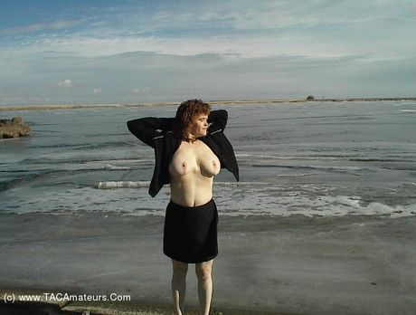 ミーシャ・ミルフは屋外で裸になるのが大好きなホットなママです