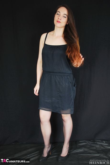 L: 完璧なオランダ人女の子ゾーイ・デイビスは彼女の熱いお尻を明らかにし、ソロで彼女の猫を広げます