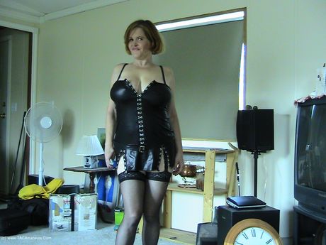 豐滿的加拿大金髮美女 Misha Milf 脫掉衣服，炫耀她巨大的乳房