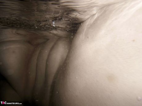 Mature british lady Janey plays with her hairy pussy in a bathtub