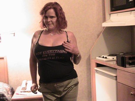 加拿大老太太Misha Milf在廚房脫衣服後玩弄她的陰部