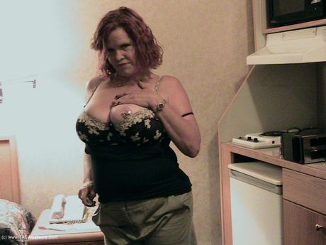 加拿大老太太Misha Milf在廚房脫衣服後玩弄她的陰部