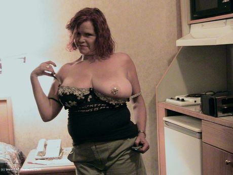 加拿大老太太Misha Milf在廚房脫衣服後玩弄她的陰部