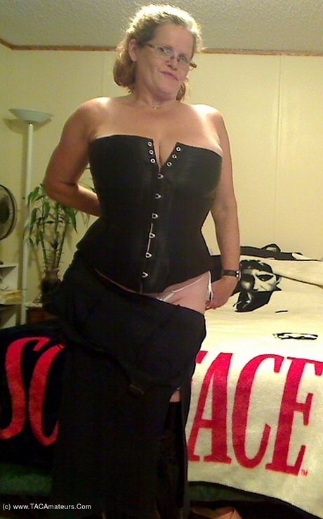 成熟したカナダ人女性ミシャ・ミルフは、彼女のオマンコを見せる前に彼女のランジェリーを脱ぎます