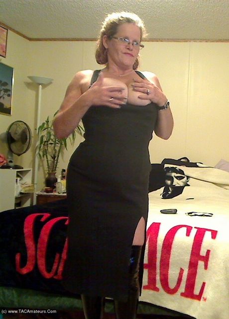 成熟したカナダ人女性ミシャ・ミルフは、彼女のオマンコを見せる前に彼女のランジェリーを脱ぎます