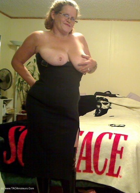 成熟したカナダ人女性ミシャ・ミルフは、彼女のオマンコを見せる前に彼女のランジェリーを脱ぎます