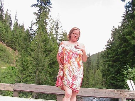 ミーシャ・ミルフは大きなおっぱいを見せびらかすのが大好きなホットなママです