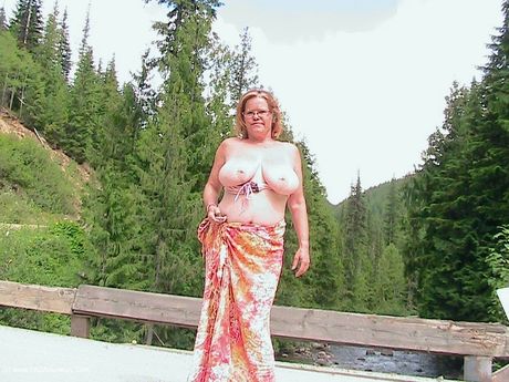 ミーシャ・ミルフは大きなおっぱいを見せびらかすのが大好きなホットなママです