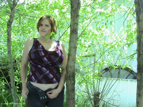 Fyldig canadisk cougar Misha milf stripper og viser sine enorme bryster udendørs