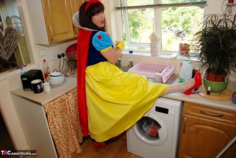 Wonderful british mature Janey strips to her latex gloves and toys her hairy pussy