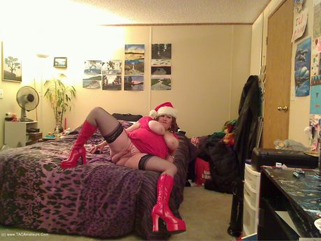 赤毛のカナダ人熟女ミシャ・ミルフが車の中でディルドをオマンコに詰め込まれる