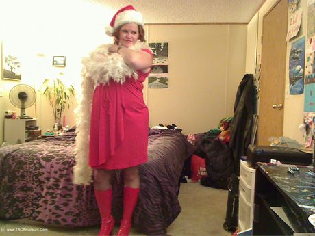 赤毛のカナダ人熟女ミシャ・ミルフが車の中でディルドをオマンコに詰め込まれる