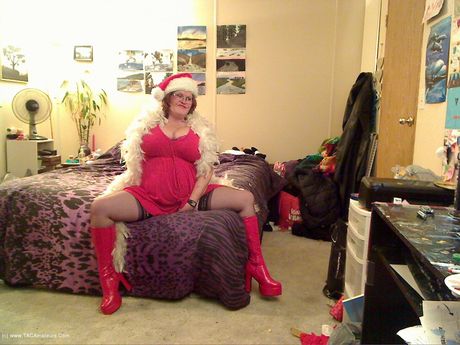 赤毛のカナダ人熟女ミシャ・ミルフが車の中でディルドをオマンコに詰め込まれる