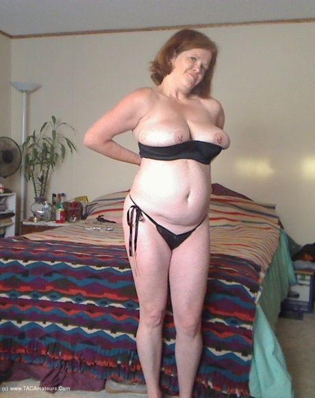 紅髮加拿大媽媽Misha Milf展示她驚人的乳房並穿著絲襪擺姿勢