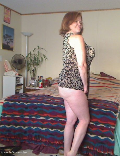 紅髮加拿大媽媽Misha Milf展示她驚人的乳房並穿著絲襪擺姿勢