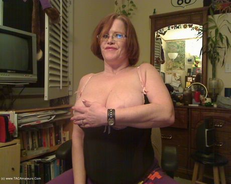 紅髮加拿大媽媽米莎熟婦脫光衣服，只剩絲襪和玩具