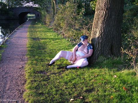 美妙的英國熟女 Val 脫光衣服，只剩下絲襪，在戶外展示她的大胸部