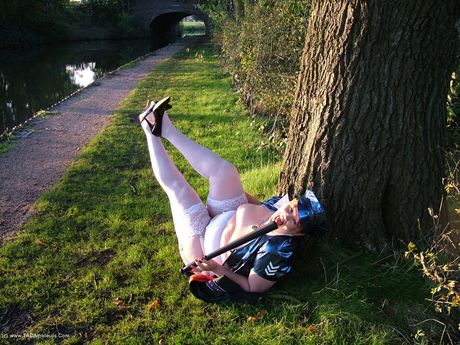 美妙的英國熟女 Val 脫光衣服，只剩下絲襪，在戶外展示她的大胸部