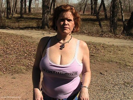 曲線玲瓏的加拿大熟女 Misha Milf 露出了她豐滿的胸部，並在戶外被舔陰部