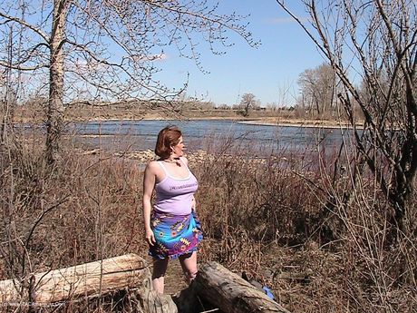 曲線玲瓏的加拿大熟女 Misha Milf 露出了她豐滿的胸部，並在戶外被舔陰部