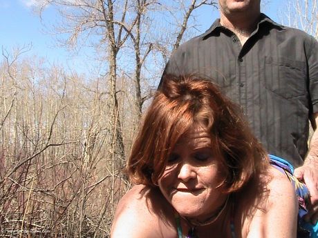 曲線玲瓏的加拿大熟女 Misha Milf 露出了她豐滿的胸部，並在戶外被舔陰部