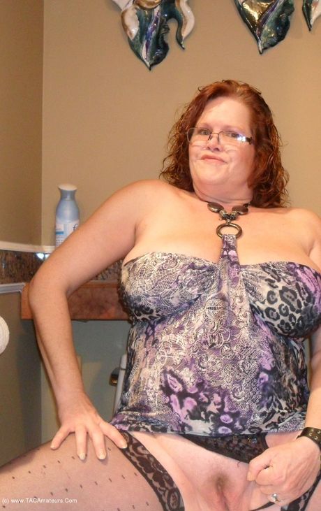 曲線美のカナダ人ママ、ミシャ・ミルフがバスルームで素晴らしいおっぱいと濡れたオマンコを指で見せる