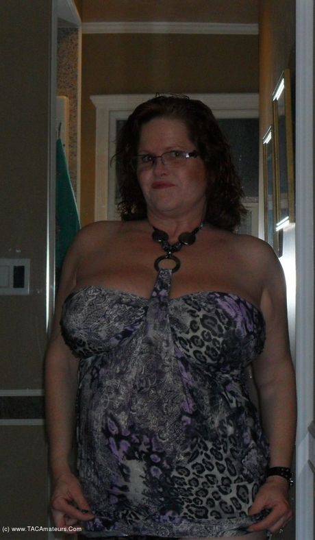 曲線玲瓏的加拿大媽媽 Misha Milf 在浴室裡展示她迷人的乳房和濕潤的手指