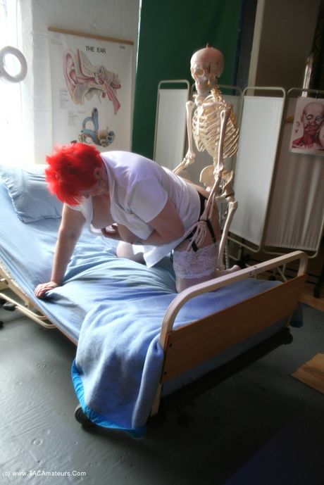 紅髮英國熟女護士 Val 在火熱的獨奏中玩弄她的毛茸茸的陰部