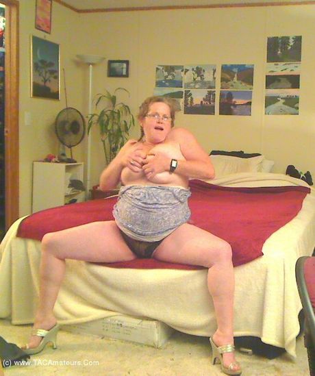 曲線玲瓏的加拿大熟女Misha Milf露出了她巨大的乳房，並用假陽具自慰