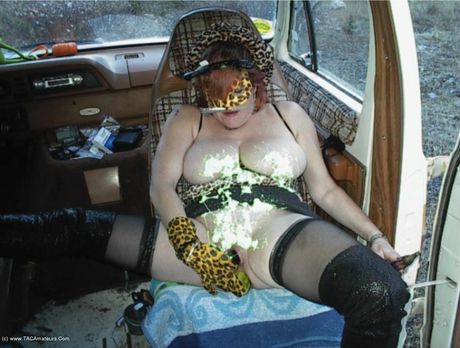 豐滿的加拿大熟女Misha Milf穿著戲服玩性玩具