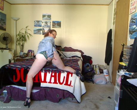 ミーシャ・ミルフは大きなおっぱいを披露するのが大好きなホットな熟女です