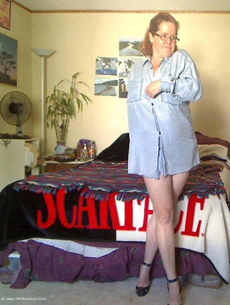 ミーシャ・ミルフは大きなおっぱいを披露するのが大好きなホットな熟女です