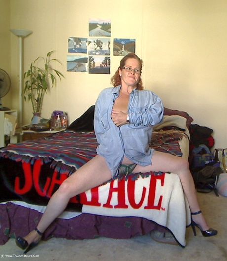 Misha Milf er en lækker moden dame, der elsker at vise sine store bryster